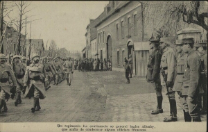 Um regimento faz continencia ao general inglez Allenby, que acaba de condecorar alguns officiaes fra...
