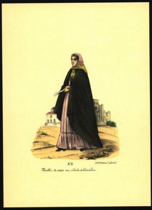 Mulher de capa na cidade de Coimbra